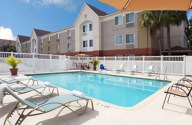 Excellent Choice! Unit with Full Kitchen, Outdoor Pool, Pets Allowed!