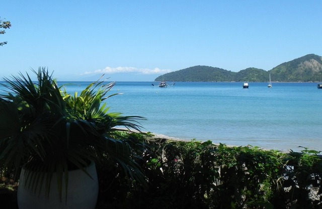 Excellent accueil à 4 mètres du sable, vue magnifique sur la baie de la plage Ubatuba