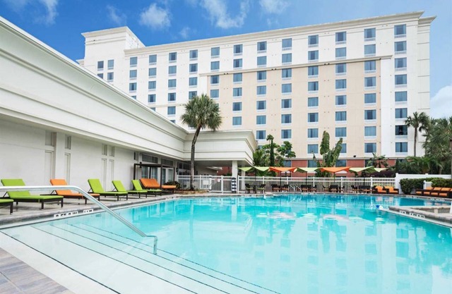 Excellent Location Direclty Across Universal Studios! 2 Relaxing Rooms, Pool