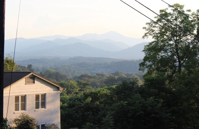 Le point de vue sur la montagne Beaucatcher dans le centre-ville d'Asheville