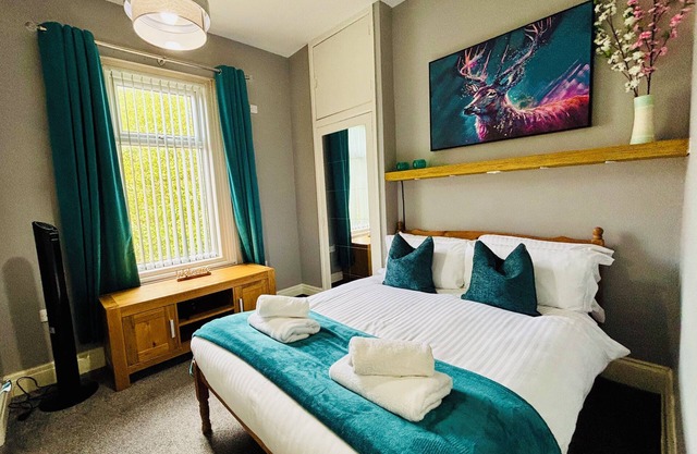 Excellently located, stylish 1-bed apartment. short stroll into town. Parking