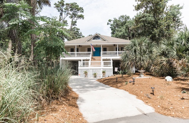 Exceptional 4 bedroom coastal cottage with pool access, walk to the beach!