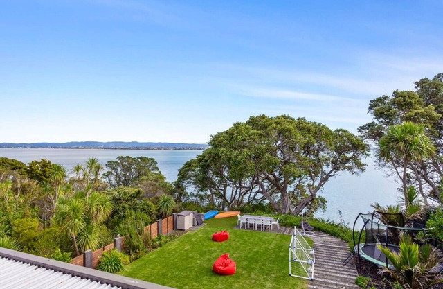 Exceptional Beach Front Home w Spa Pool & Gym