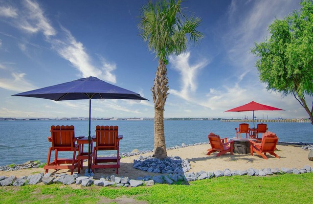 EXCEPTIONAL CARIBBEAN STYLE VILLA. UNPARALLELED WATER VIEWS. NON-STOP LUXURY.