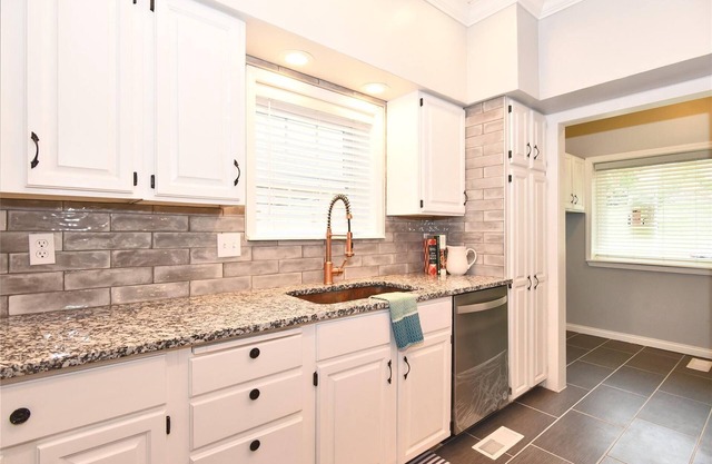 EXCEPTIONAL CHERRY ST PRIVATE VILLA-SKYLINE VIEW-SHOP- DINE-ROUTE 66-SWAN LAKE !