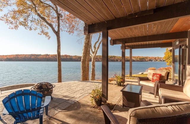 Exceptionnel Lakefront "Deck" House avec des vues incroyables sur l'eau!