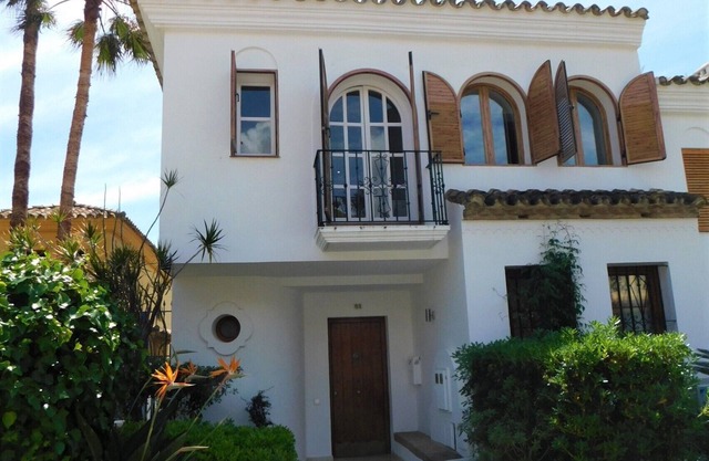 Exceptionnelle maison de village avec piscine surplombant la mer