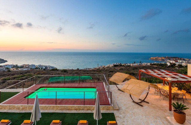 Vues panoramiques sur la mer exceptionnelles, surplombant la ville de Rethymno