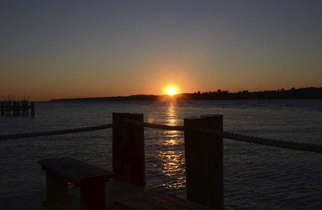 Spectaculaire Waterfront Property! - Dock, Beach, Bungalows & Boat Lift !!