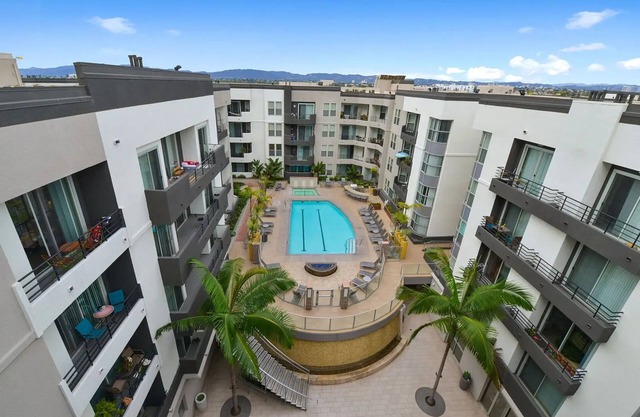 Exclusive 1Bedroom Suite in MDR-Venice with Pool, GYM & HotTub!!