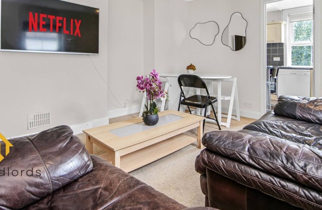 Exclusive 3 Bedroom Flat in Kingston Town!