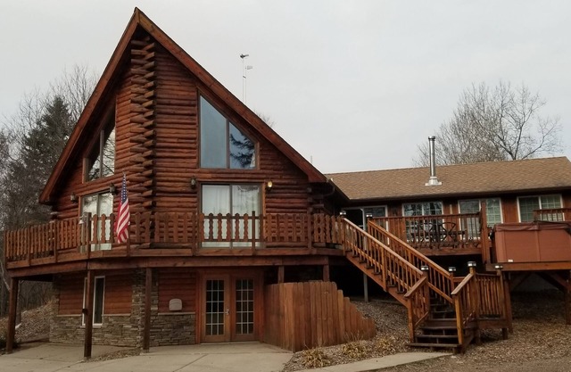 Maison exclusive de 4 chambres sur 10 acres, bain à remous, étang au cœur du système de sentiers
