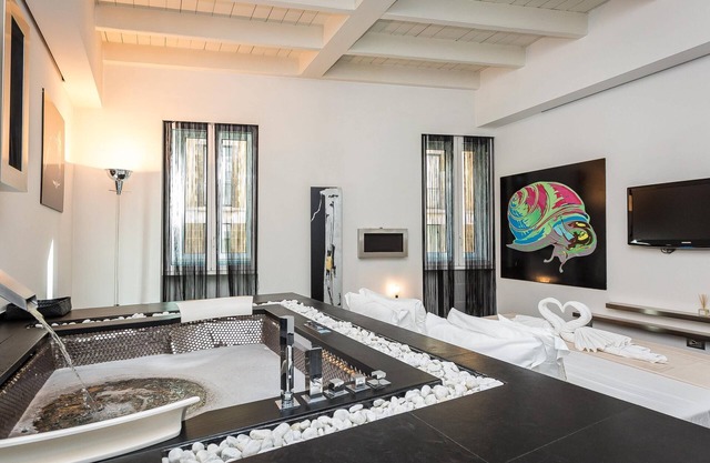 Appartement de luxe avec jacuzzi bain à remous dans la chambre, mobilier design, situé dans le ...