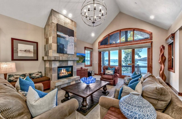 Exclusive! Balconies w/ lake views, 3 masters, 2 kings, Pool,AC+Sierra Shores