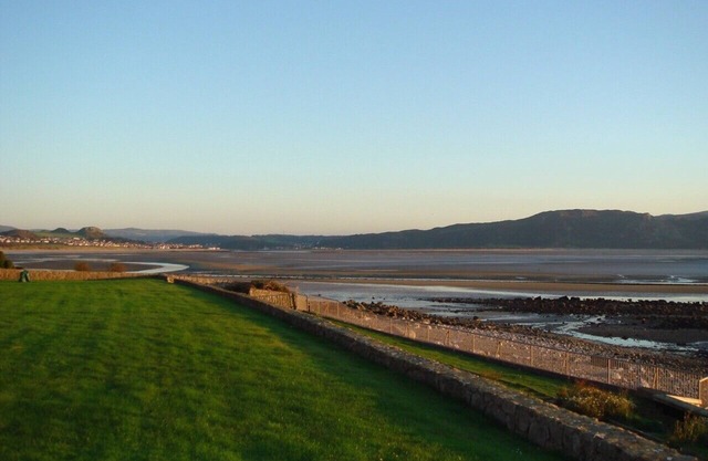 Lodge en bord de mer exclusif avec vue panoramique sur la mer et accès à la plage.