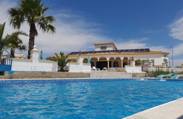 CHALET exclusif près de SEVILLA Andalousie avec piscine pour 14 personnes