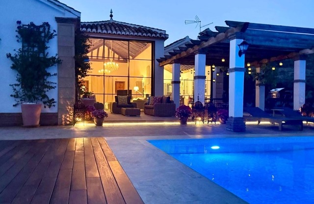 Villa rurale traditionnelle avec une vue fantastique et une grande piscine privée