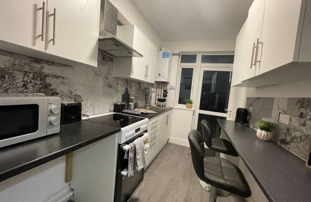 Exclusive Ensuite Escape near the Mall