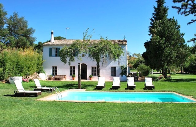 Maison de campagne exclusive. Grand jardin et piscine. Près de la ville.