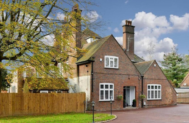 Exclusive kingswood Warren estate luxury apartment