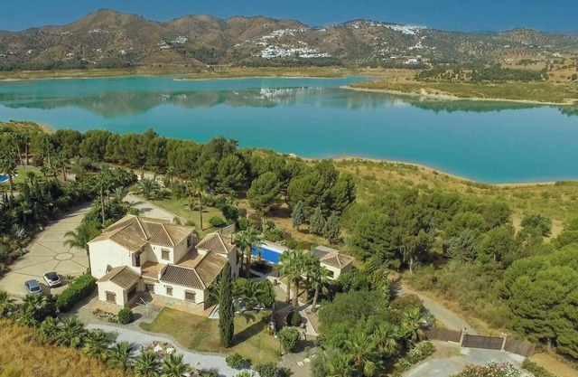Exclusive Lakeside Villa | Private Pool & Total Privacy