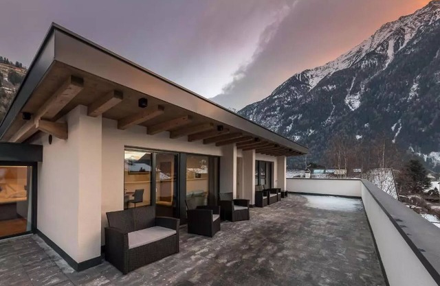 Appartement penthouse exclusif avec vue sur la montagne, terrasse, espace spa et piscine