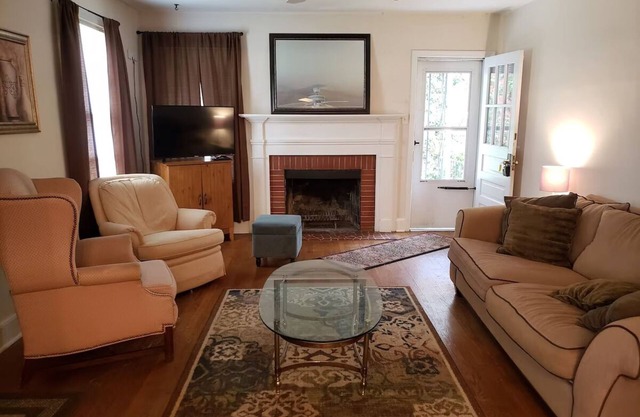 Exclusive Pet Friendly 2 Floor Bungalow minutes away from downtown Raleigh
