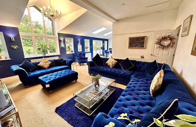 EXEC DETACHED,HOT TUB,CINEMA ROOM,POOL TABLE
