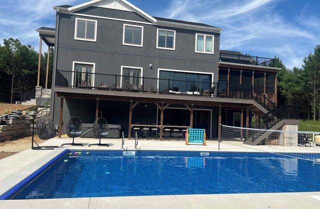 Exec Retreat 6 King/1 Queen /2.5 Bath. Huge Pool; 13 acres