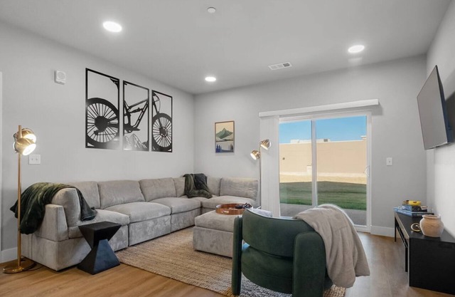 Bike Inspired Apt, 2BR/2BA near UARK, Trails, AMP & Top Golf + Heated Pool & Pinnacle Hills