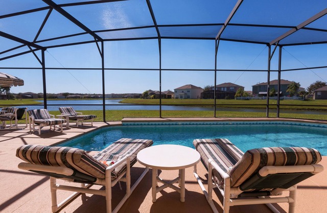 Villa exécutive de 4 chambres et 3 salles de bain avec vue sur le lac et grande piscine orientée sud avec spa