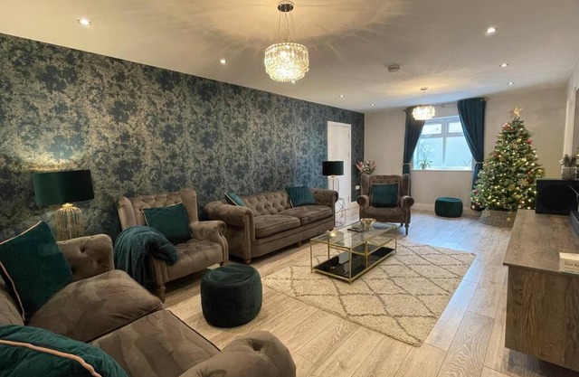 Executive 4 Bedroom Cottage in the heart of Surrey