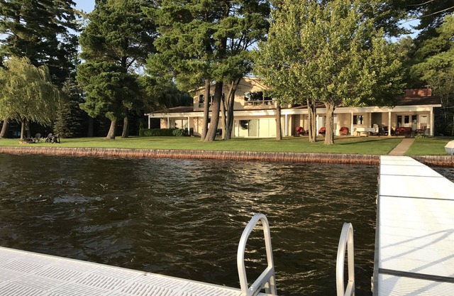 Executive 4600 sq. Ft. Lakefront Estate sur le lac Mitchell à Cadillac, Michigan