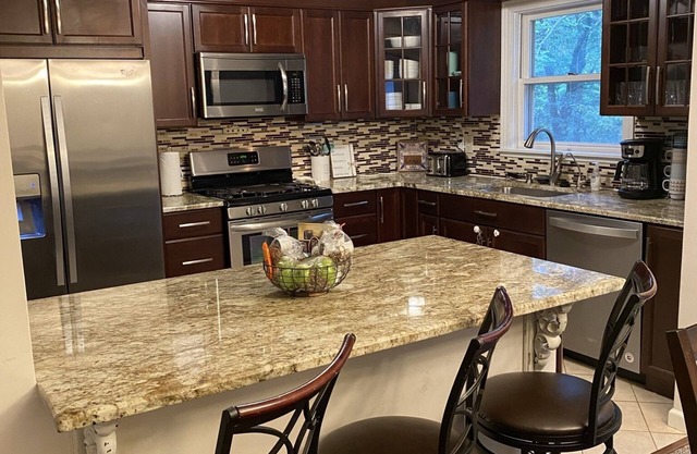 Executive 5 Bed/4 Bath, 13 Beds, Sleeps 17, by Patti's w/ Pool Table!