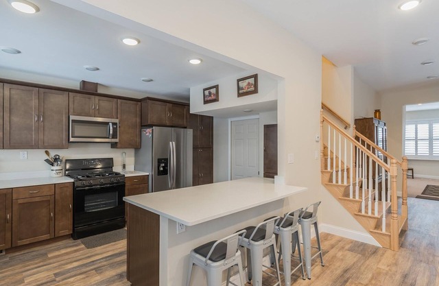 Brand New Executive Apartment Clevelands 'Petite Italie