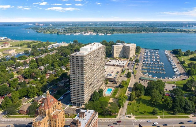 Executive Balcony Suite Downtown Detroit