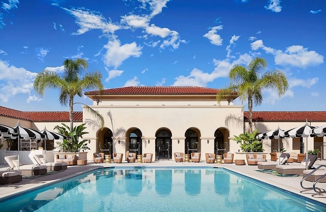 Executive Corner 1 King Bed w/ Balcony & Pool View Room at Pasadena Hotel