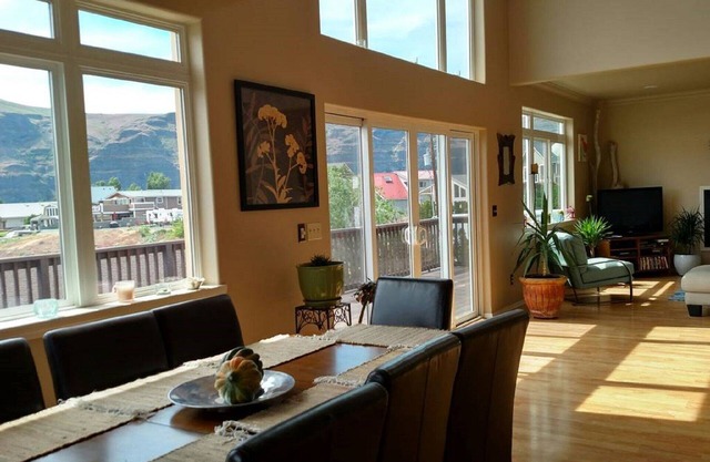 Maison exécutive dans l'incroyable Columbia Gorge Basin sur le fleuve Columbia