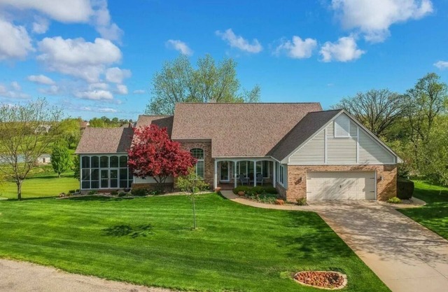 Executive Level Home El Paso Golf Course Close to the Twin Cities