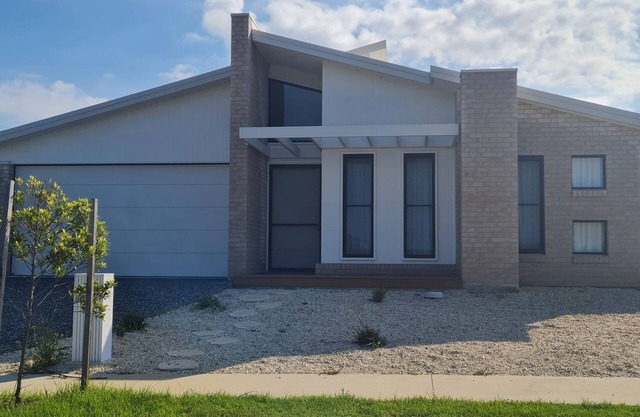 Executive Luxury Home - 54 Songlark Street