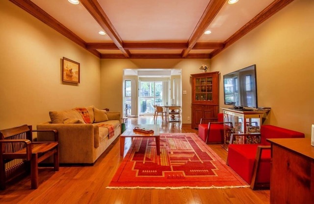 Executive rénové 3br 2000 sq. Ft. 3br / 2. 5 bains en rangée