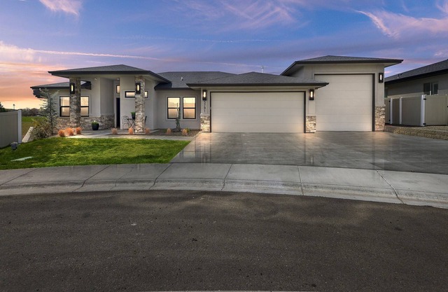 Executive Suite Home w Easy Freeway Access