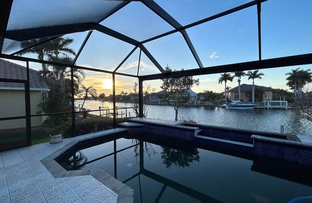 Executive Waterfront Home/10 day minimum stay