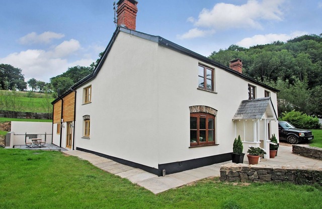 EXMOOR FARMHOUSE, pet friendly, with hot tub in Bampton, Devon