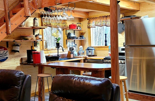 Aloha Lodge-private eco Log cabin near Volcano Park
