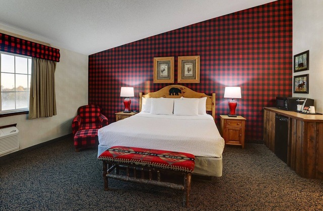 Expanded King w/ in-room Whirlpool! Stoney Creek Des Moines, Near I-35