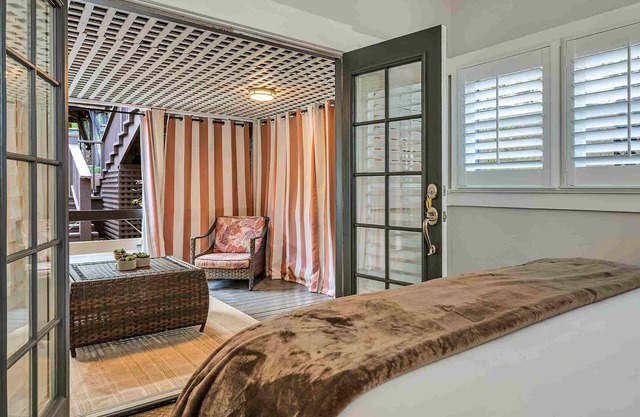 Expansive 2-Room King Suite, Full Kitchen, Walk to Downtown Calistoga