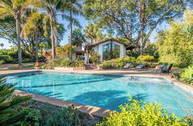 Maison vaste et moderne avec piscine et court de tennis!