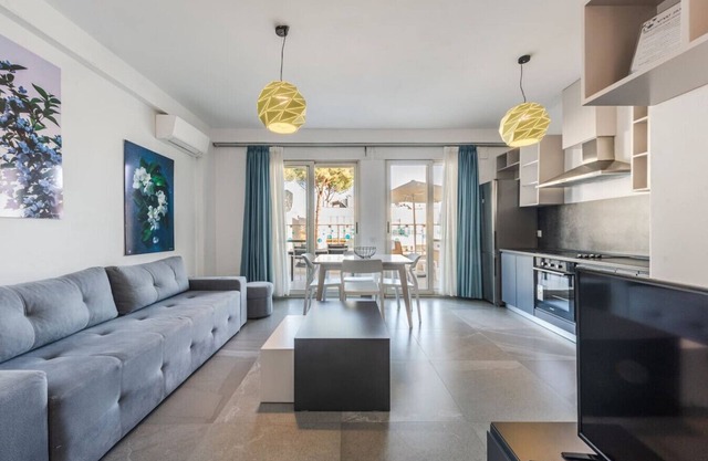 Expansive Apartment with Beach Access - Jasemin