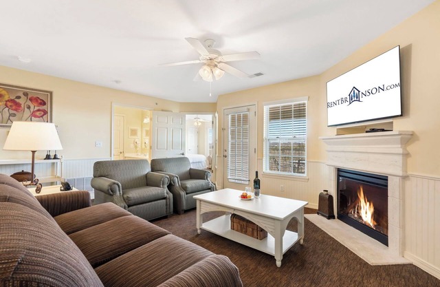 Expansive Condo w Table Rock Lake Access-Free Attraction Tickets-2 Kitchens